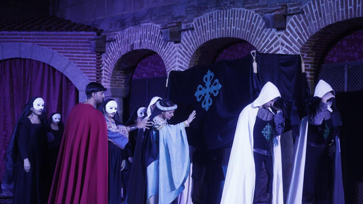 El halcón y la columna