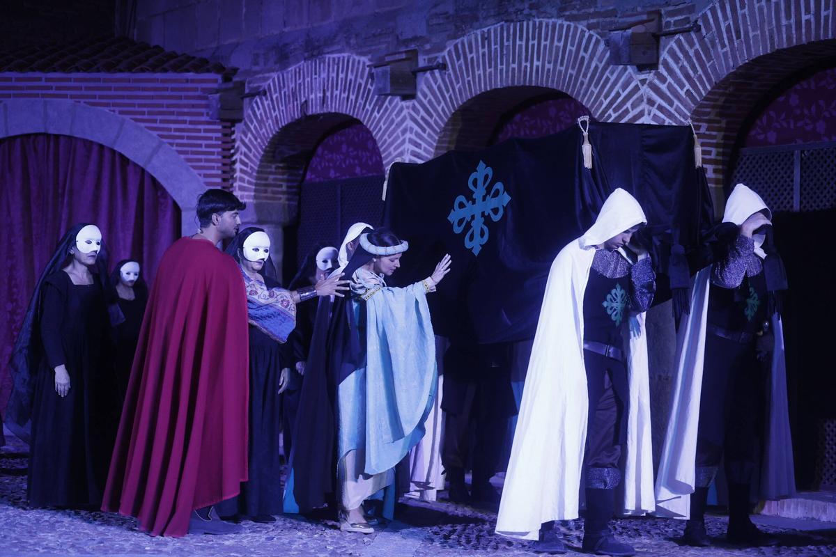 Belalcázar se rinde a 'El halcón y la columna' en el vigésimo aniversario de su primera representación