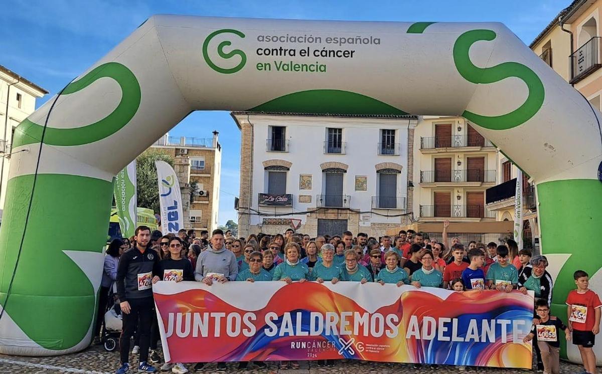 La marcha ha sido encabezada por una gran pancarta, que a partir de ahora acompañará todas las pruebas de esta edición y donde se ha podido leer el lema "Juntos saldremos adelante".