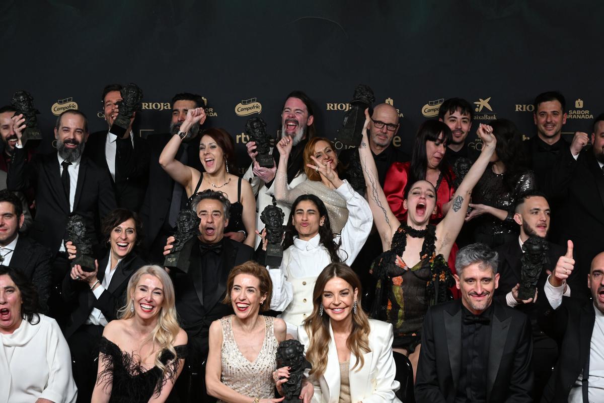 Fotografía de familia de los galardonados en la 39 edición de los Premios Goya de la Academia de Cine que se celebró este sábado en el Palacio de Congresos y Exposiciones de Granada.