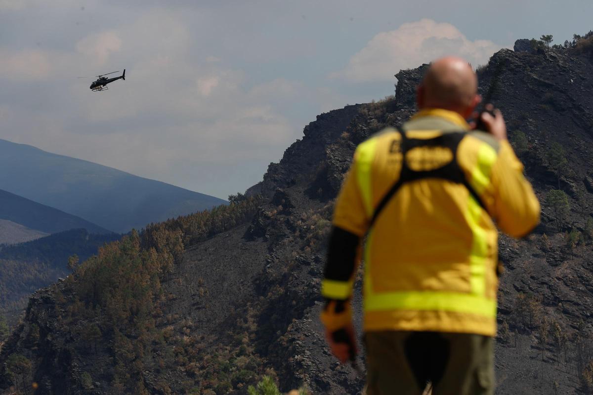Los medios de extinción defendiendo O Courel en el verano de 2025 tras haber protegido poblaciones en riesgo.