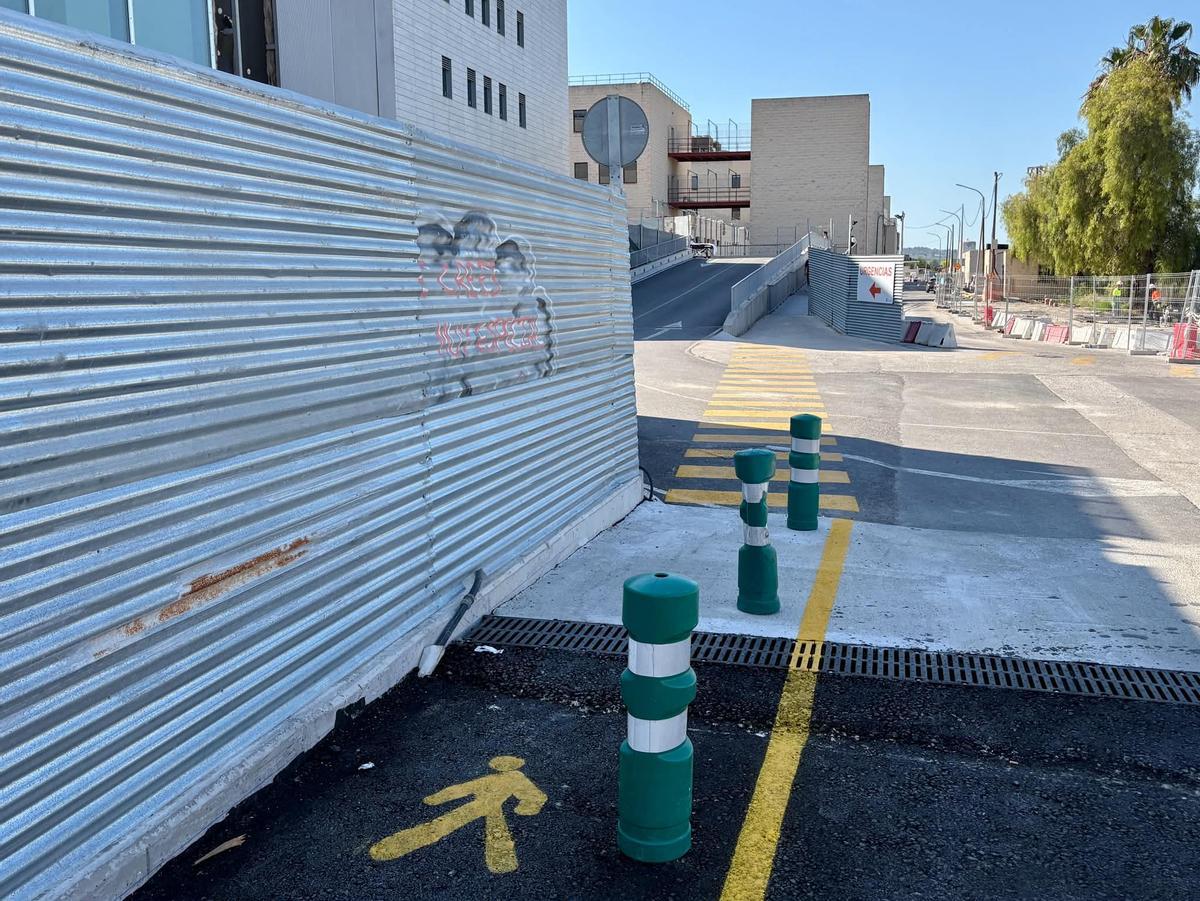 Bolardos verdes con bandas reflectantes delimitan el itinerario