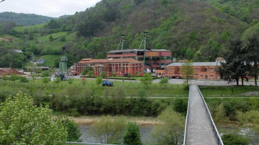 Las instalaciones del pozo Sotón, con el río Nalón en primer término.