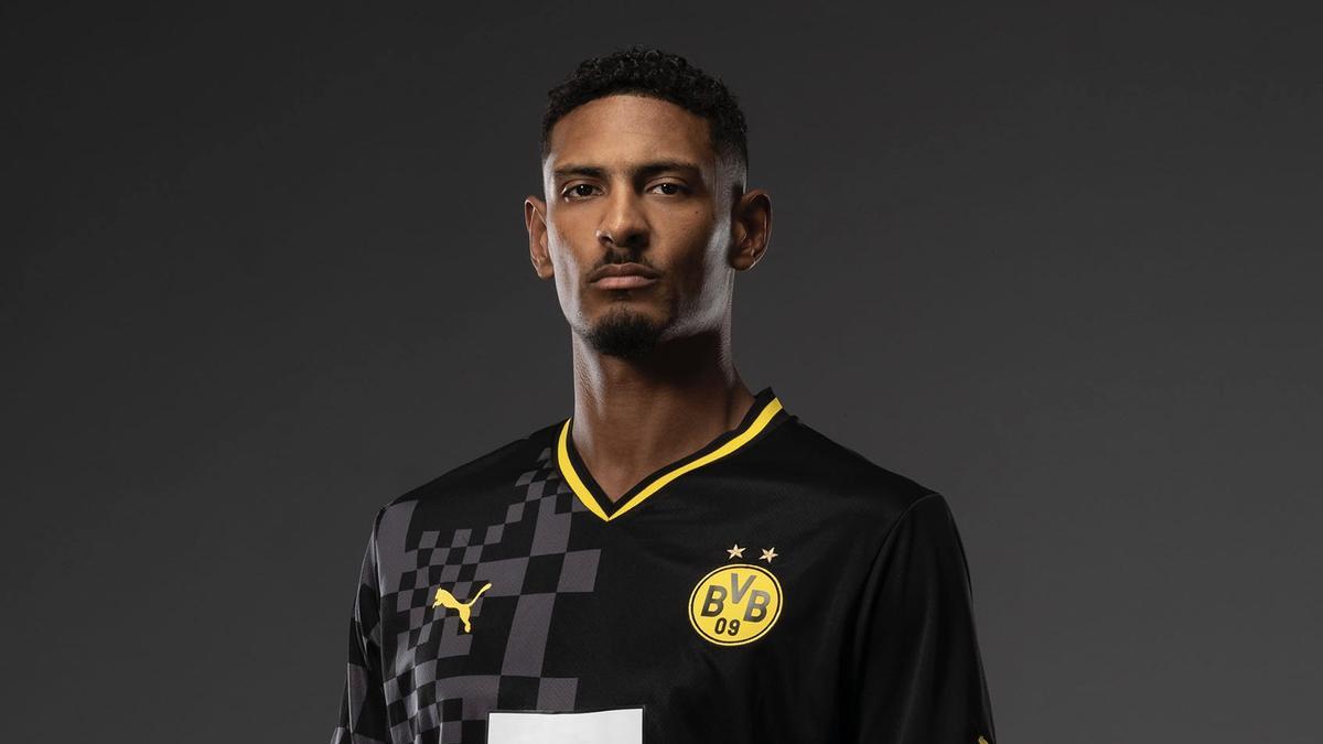 Sébastien Haller fue el encargado de presentar la nueva camiseta visitante del Borussia Dortmund