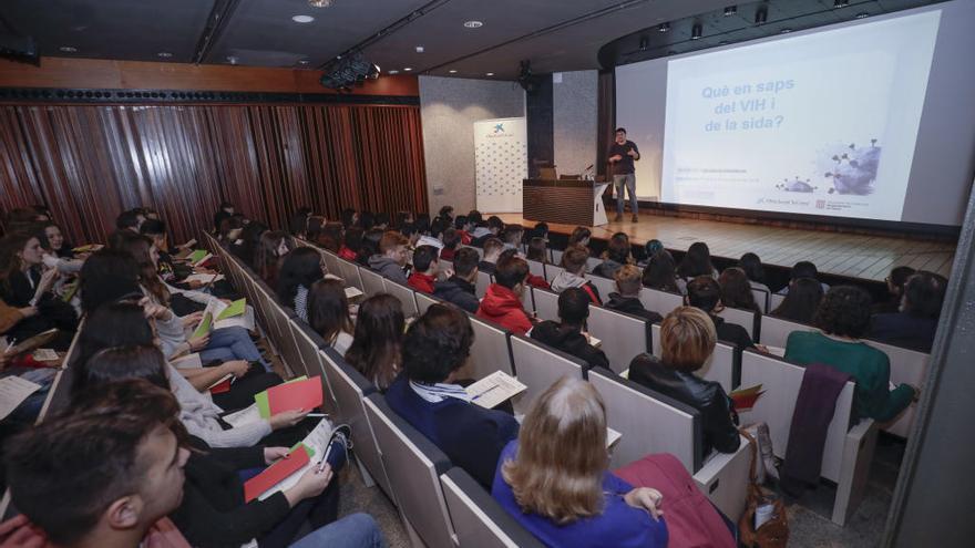 Roger Badía se dirige a los estudiantes en la charla divulgativa sobre el VIH