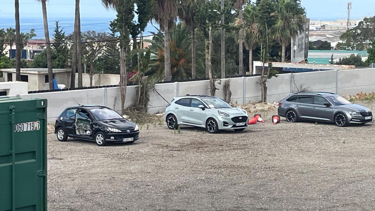 Coches siniestrados en la parcela de Marbella.