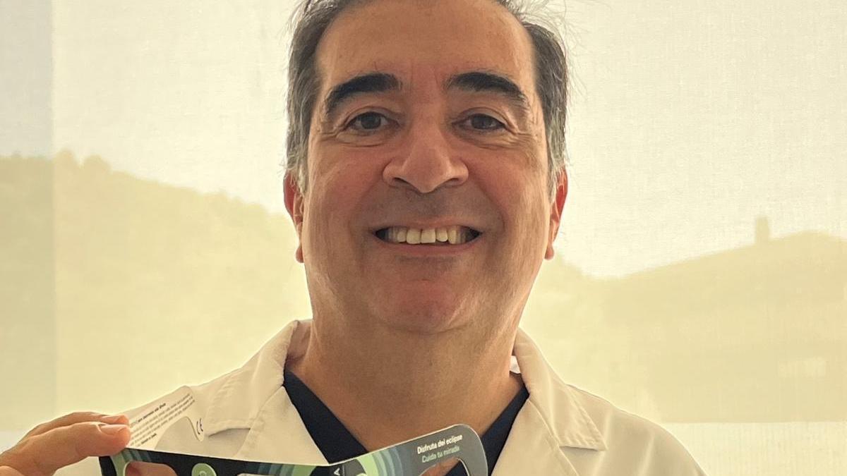 Pedro Amat, oftalmólogo de Alicante: «Una quemadura en la retina de un niño por ver el eclipse puede tener repercusiones para toda la vida»