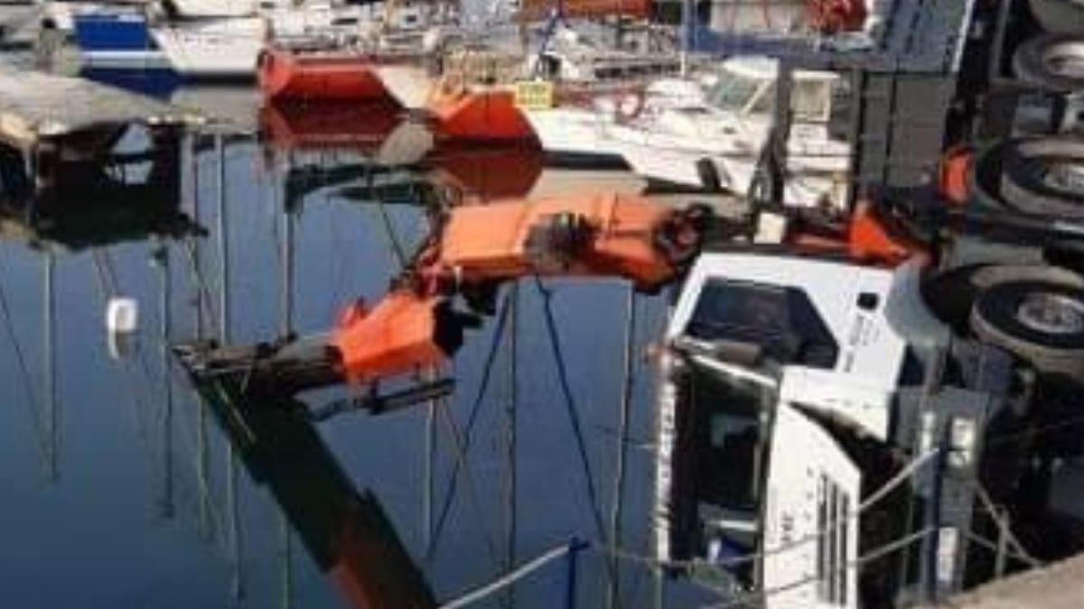 Grúa al agua en el Puerto El Candado de Málaga