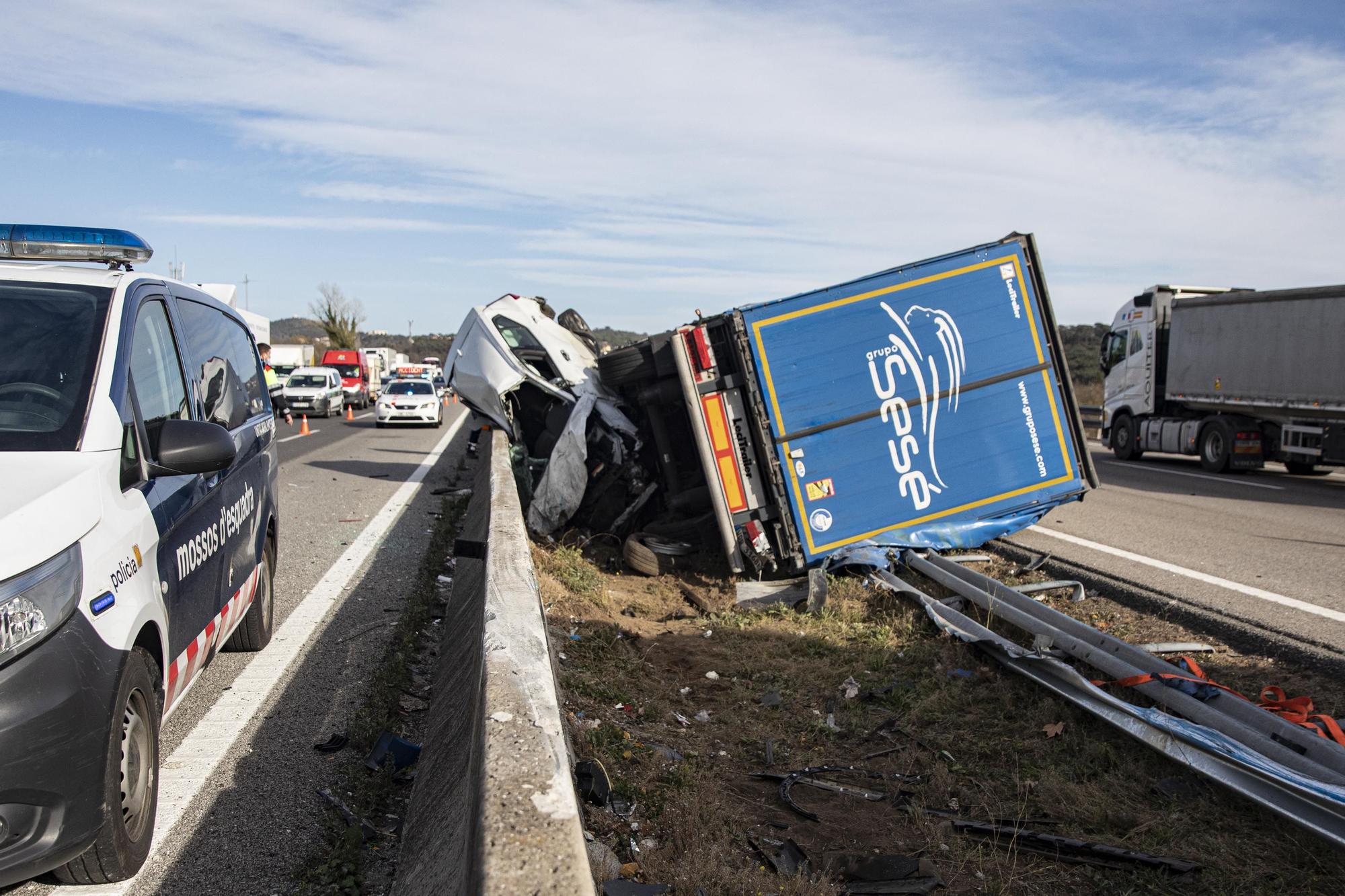 Un accident a l'AP-7 a Fogars amb quatre vehicles implicats provoca dos ferits