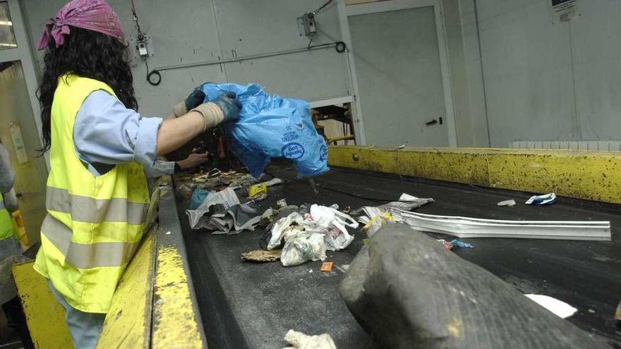 Una operaria de la planta de Albada trabaja en el proceso de separación de los residuos.