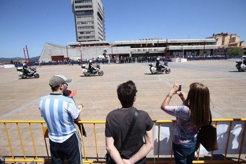 La policía exhibe el valor de su cuerpo