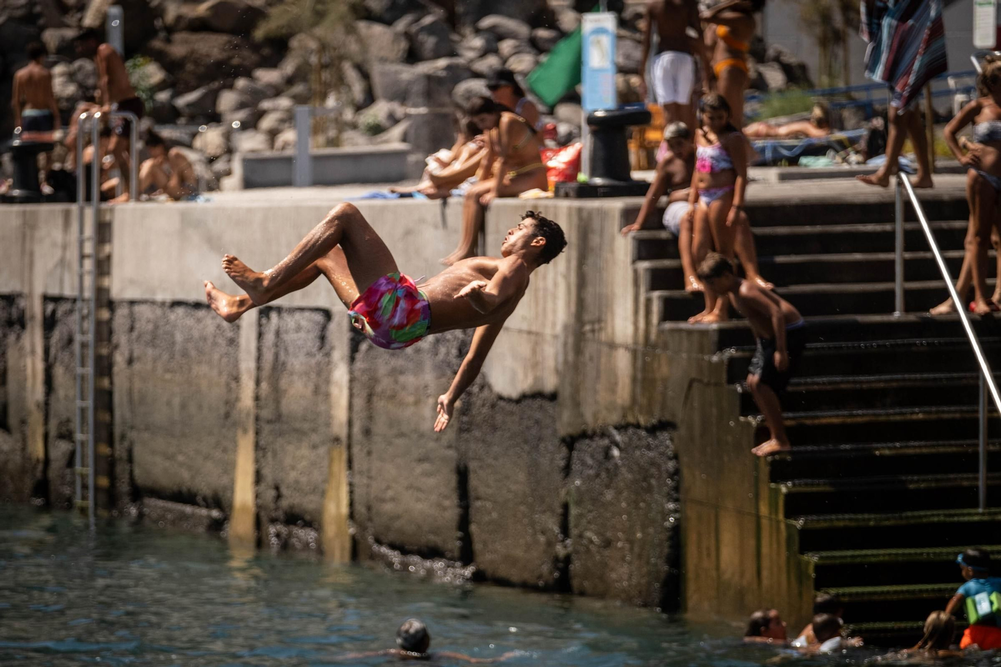 Bañistas en la playa de Valleseco