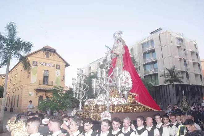 La Virgen del Rosario de Santo Domingo recorre el viejo Perchel