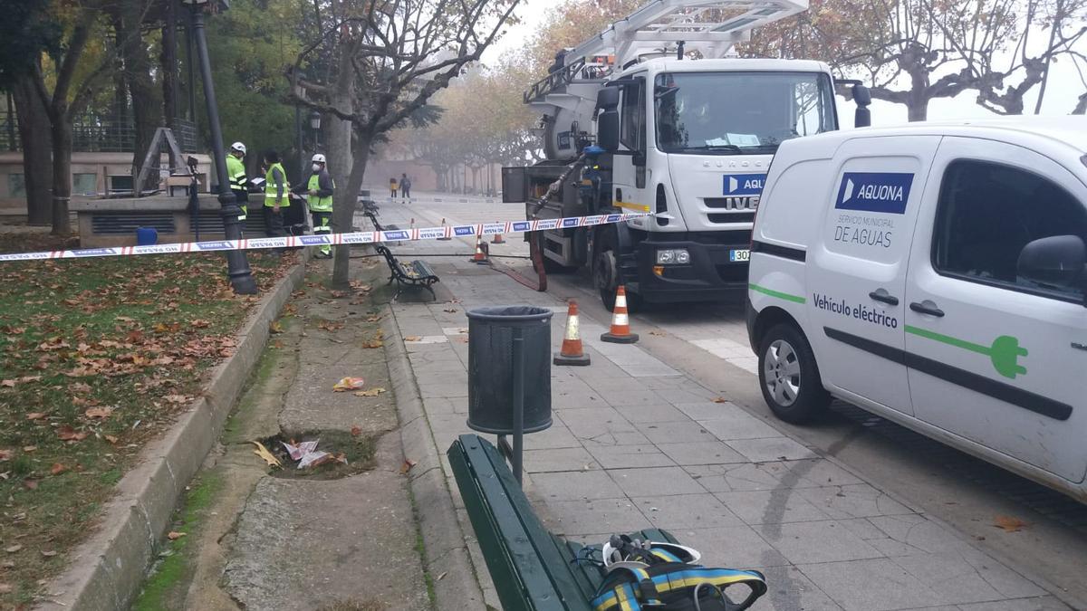 Operarios de Aquona en la Mota preparando las labores de limpieza del depósito.