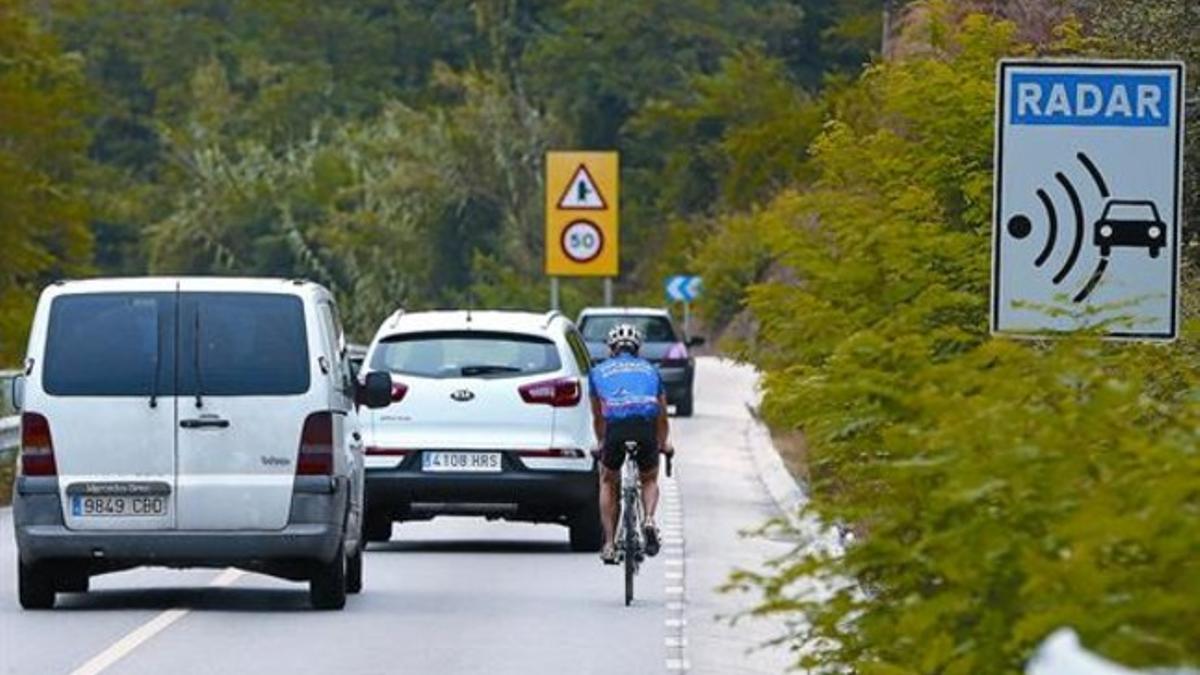 Adelantamiento a un ciclista en la carretera de La Roca, entre Santa Coloma de Gramenet y Sant Fost de Campsentelles.