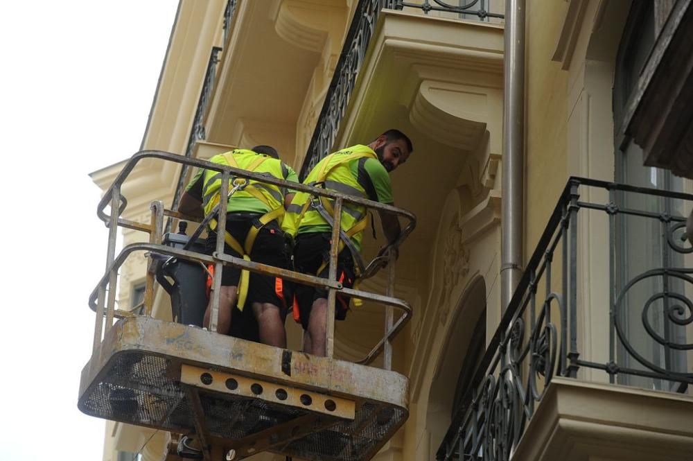 Comienza la instalación de toldos en Platería y Trapería