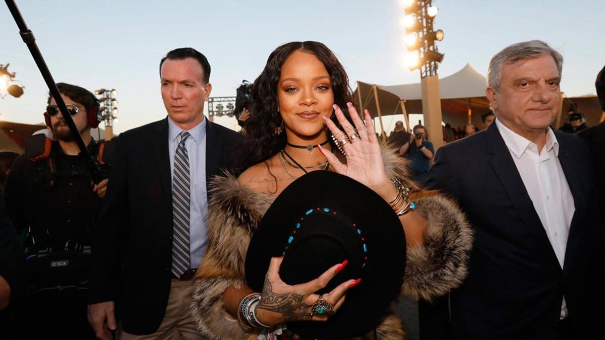 Rihanna con abrigo de piel en California