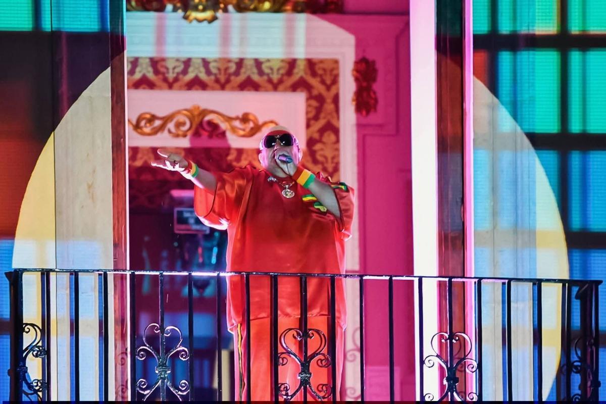 El cantante King Áfrivca aparece en el balcón entre las imágenes de la proyección realizada sobre la fachada del ayuntamiento.