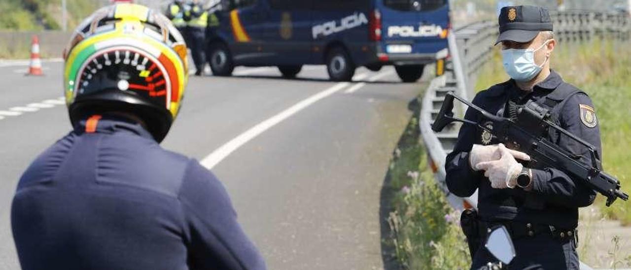 Un control realizado por la Policía Nacional en Vigo durante el estado de alarma. // Alba Villar