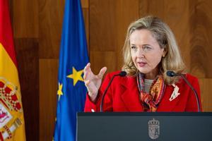 La vicepresidenta Nadia Calviño, en una rueda de prensa que ofreció junto a la presidenta del Gobierno de La Rioja, Concha Andreu