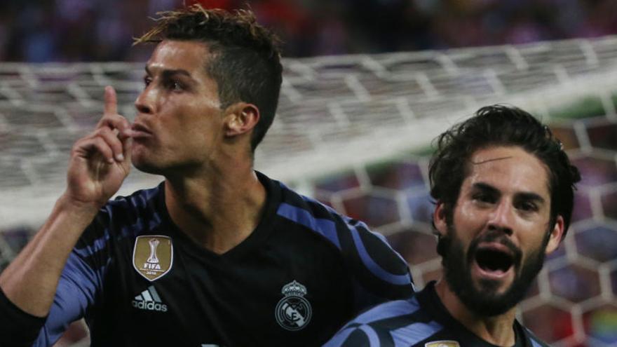 Cristiano Ronaldo manda callar a la grada del Calderón.