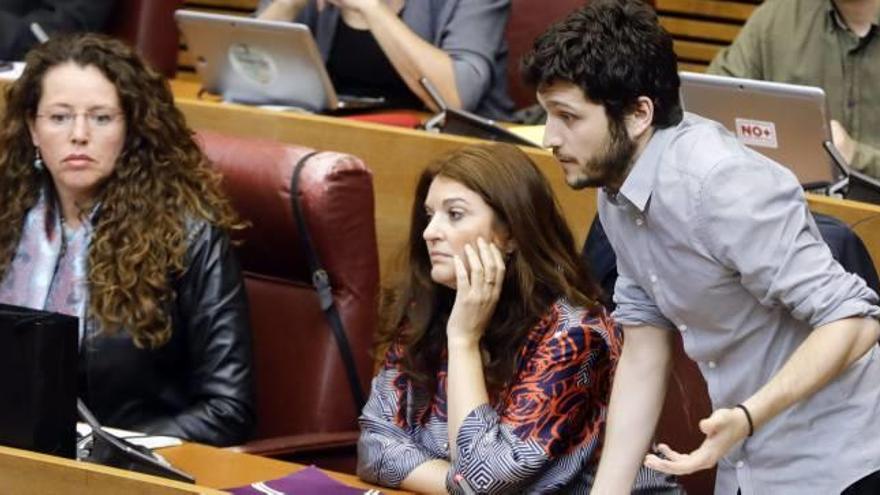 Los diputados de Podemos Beatriu Gascó, Fabiola Meco y Antonio Estañ, ayer, en un momento del pleno celebrado en las Corts.