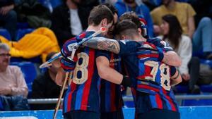 Los jugadores del Barça celebran uno de sus nueve goles al Solideo Sant Cugat