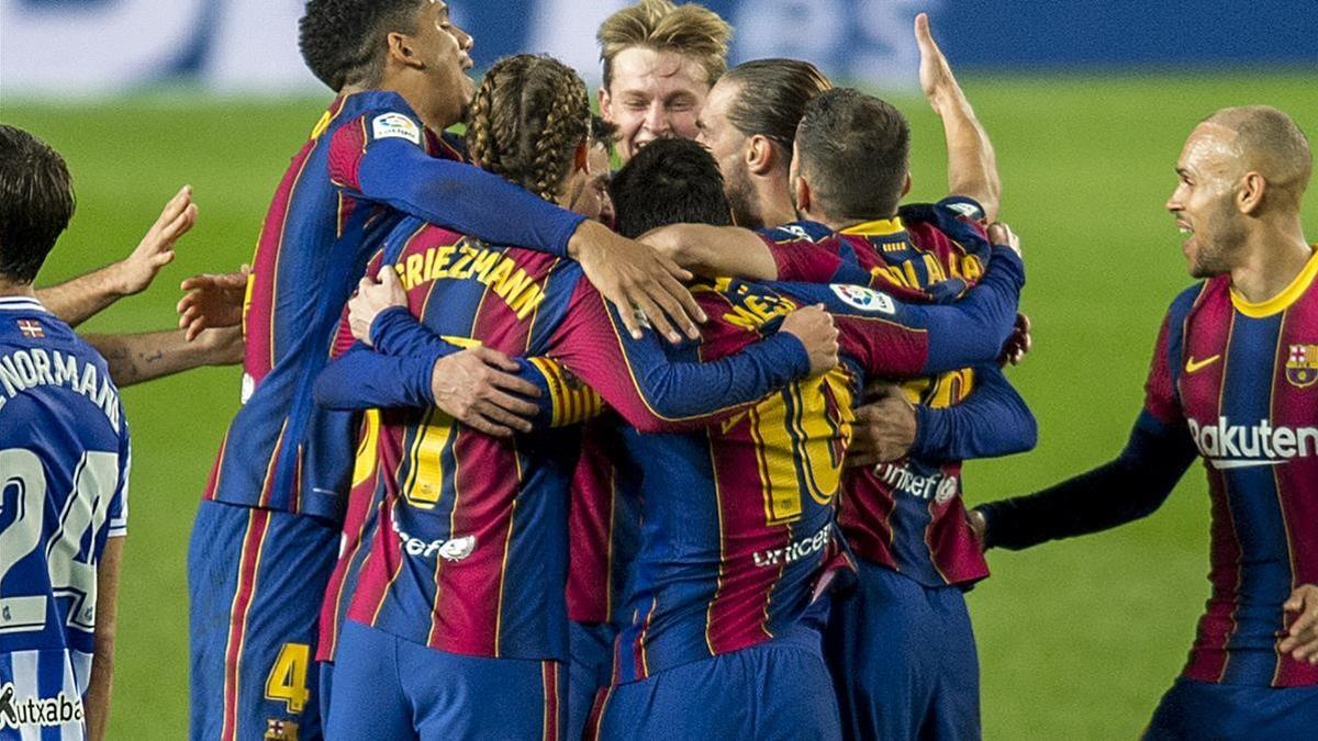 Barcelona  16 12 2020   Deportes  Los jugadores azulgrana se abrazan efusivamente tras el gol concedido por VAR a Dejong durante el partido de liga entre el FC Barcelona y la Real Sociedad    Fotografia de Jordi Cotrina