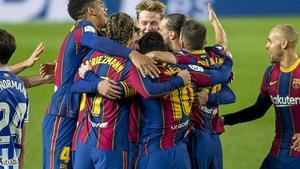 Barcelona  16 12 2020   Deportes  Los jugadores azulgrana se abrazan efusivamente tras el gol concedido por VAR a Dejong durante el partido de liga entre el FC Barcelona y la Real Sociedad    Fotografia de Jordi Cotrina