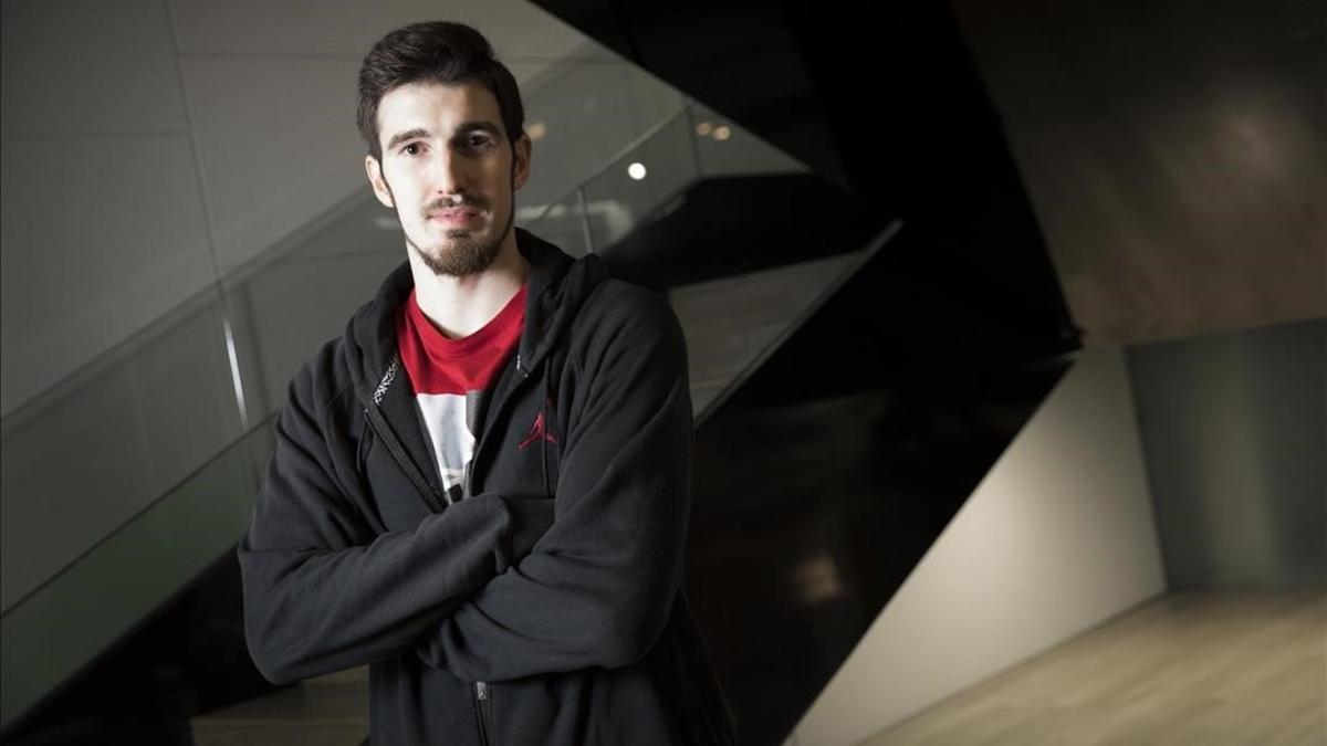 Nando de Colo posa en el hotel donde se hospeda el CSKA