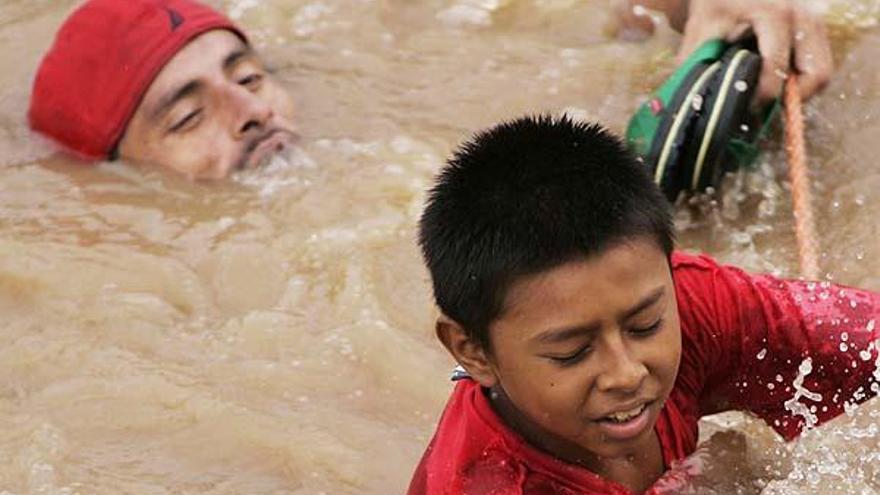 Un hombre intenta salvar a un niño.