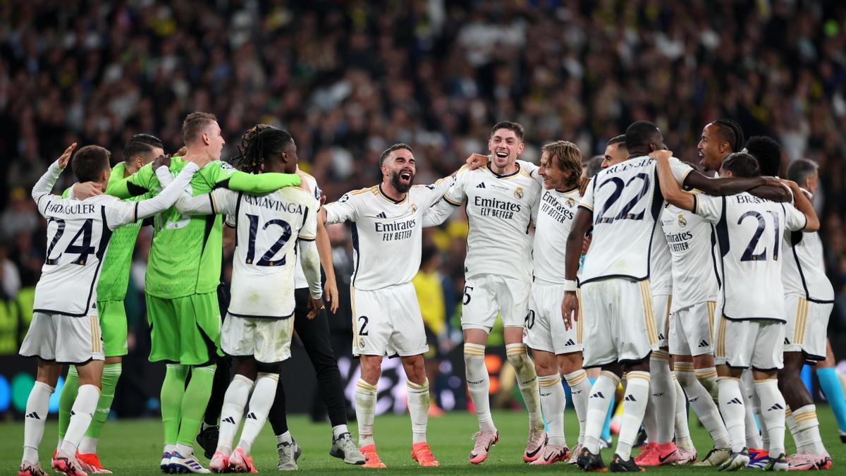 Los jugadores del Real Madrid celebran su 15ª Copa de Europa.