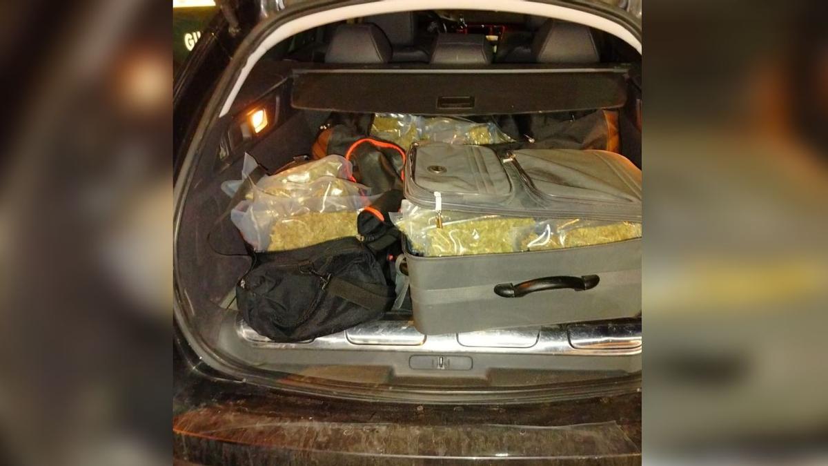 El maleter d'un vehicle alemany ple de bosses i maletes amb marihuana a l'interior