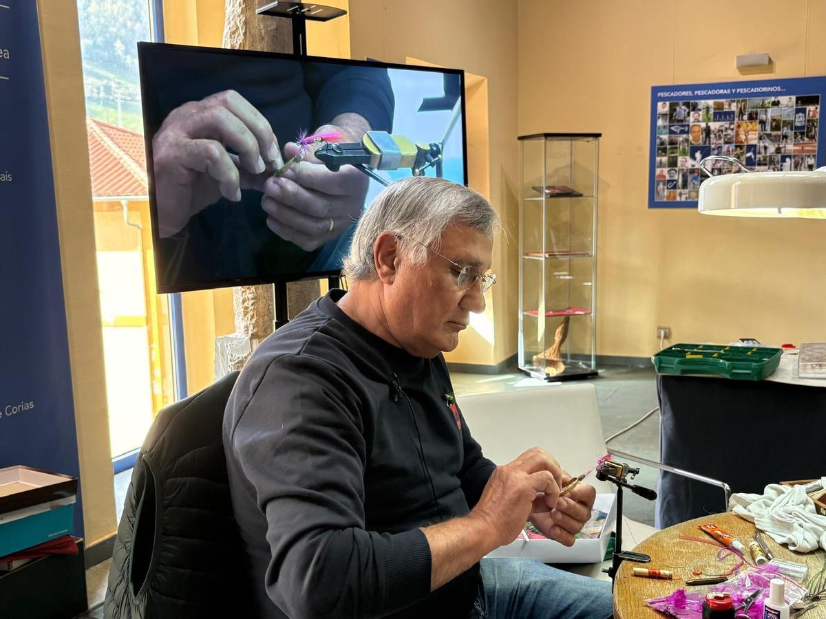 Manuel "Loli" Fidalgo ultima una mosca.