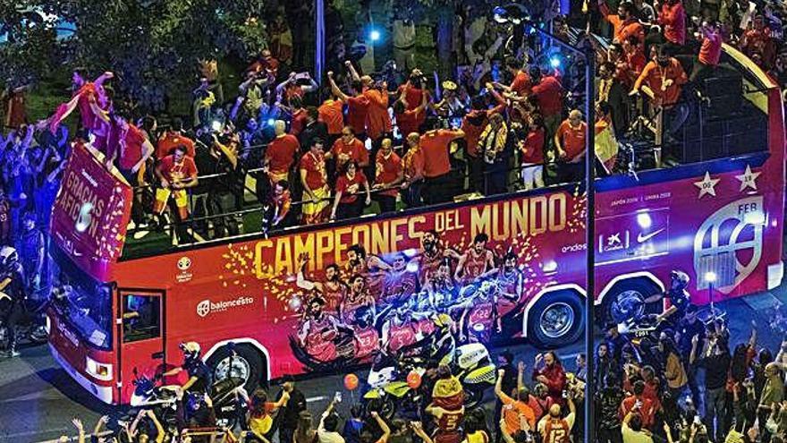 El autobús de la selección española de baloncesto, ayer durante su paseo por las calles de Madrid.