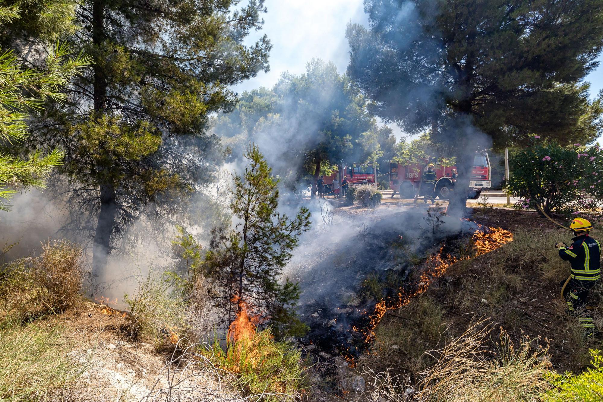 Incendio en Finestrat junto a la urbanización Sierra Cortina y el vial a Terra Mítica