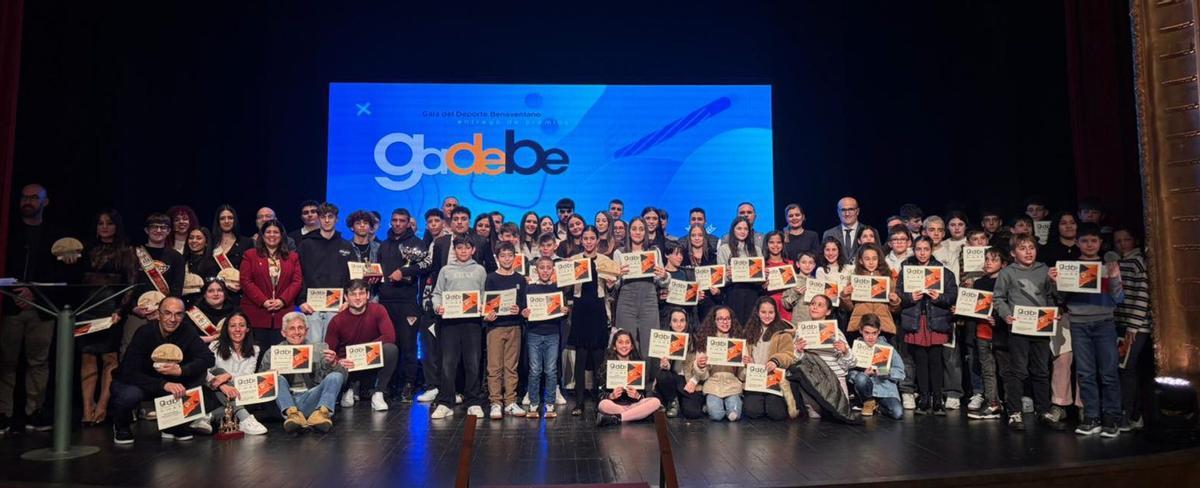 La foto de familia de la gala del deporte benaventano. | AB