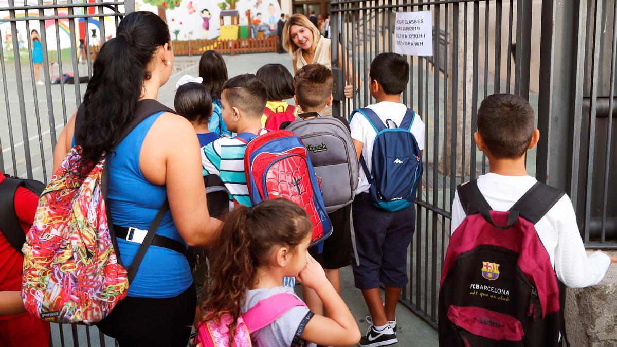 Niños a la puerta del colegio a la espera de la apertura de puertas en el primer día de curso.