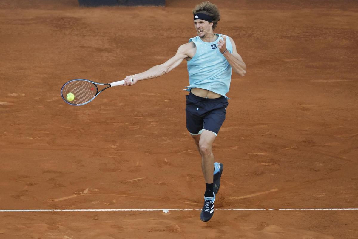 MADRID, 08/05/2022.- El tenista alemán Alexander Zverev, devuelve una bola al español Carlos Alcaraz, durante la final masculina del Mutua Madrid Open, este domingo en las instalaciones de la Caja Mágica en Madrid. EFE / Juanjo Martín