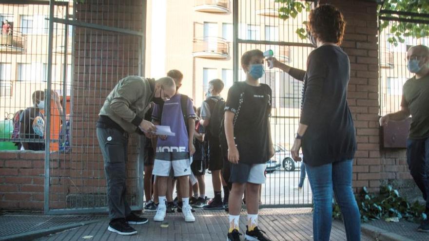 Una docent de l&#039;institut Pius Font i Quer de Manresa pren la temperatura als alumnes |