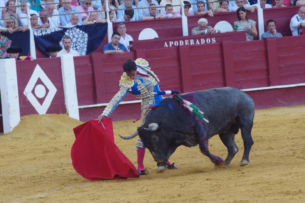 El malagueño Fortes, toreando ante los suyos