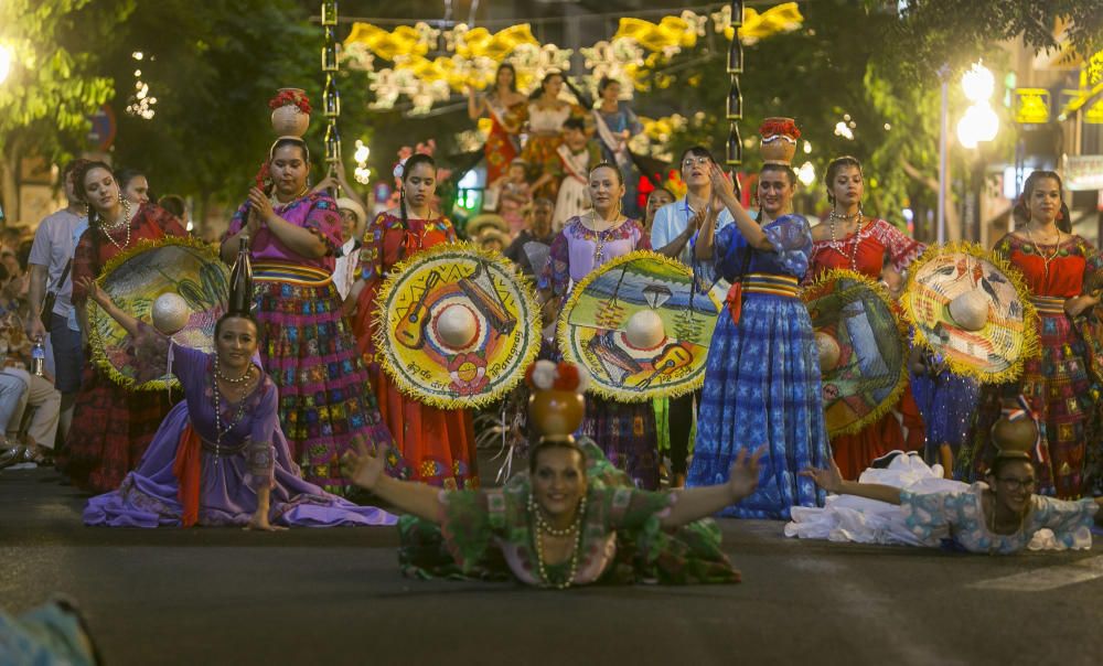 El desfile folclórico internacional de las Hogueras de Alicante llena de color las calles de la ciudad