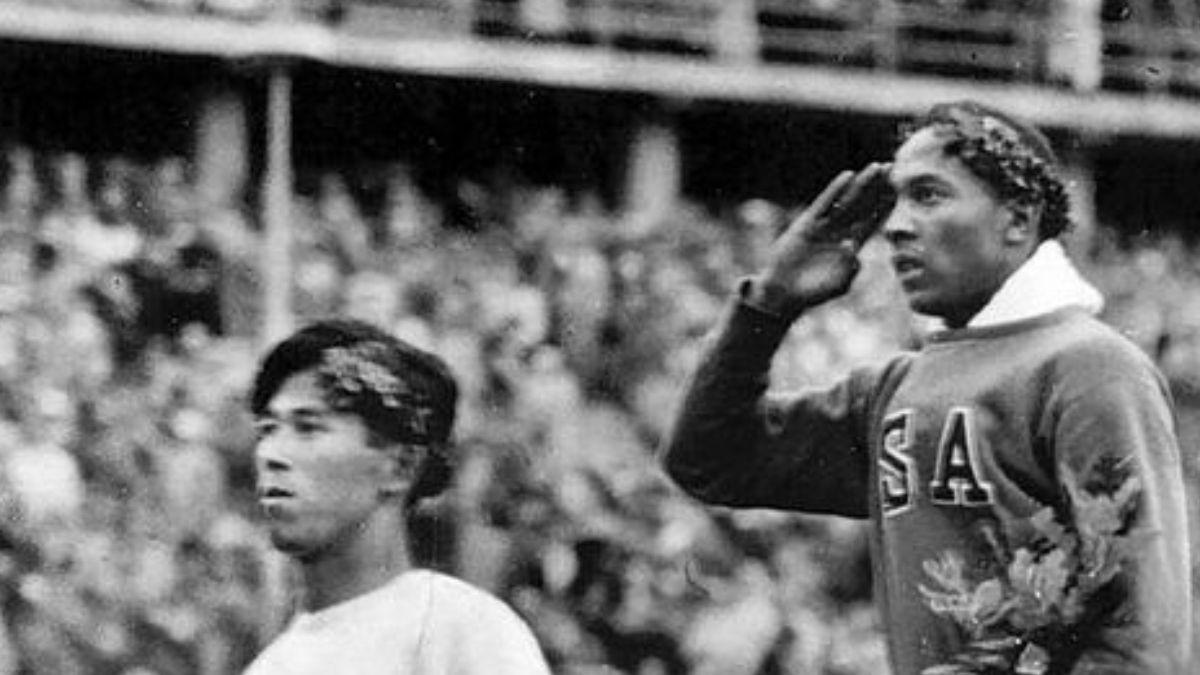 Jesse Owens ganó cuatro oros en atletismo ante la mirada de Hitler