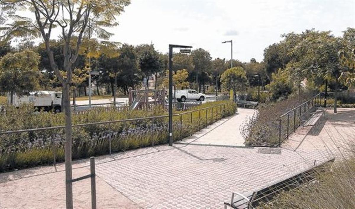 Sota aquest parc, al carrer de Josep Garí, hi ha un centre de recollida dels residus (sorra i fulles) aplegats en la neteja de la via pública. Sota aquest parc, al carrer de Josep Garí, hi ha un centre de recollida dels residus (sorra i fulles) aplegats en la neteja de la via pública.