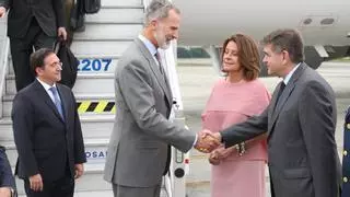 El rey Felipe VI se reúne con el presidente saliente de Colombia y con Petro