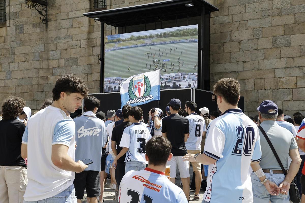 Aficionados del Compos siguen el partido en la Quintana