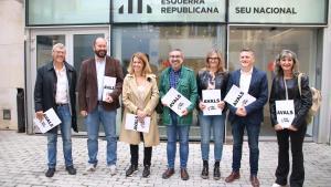 Los representantes de la candidatura Foc Nou ante la sede del partido.