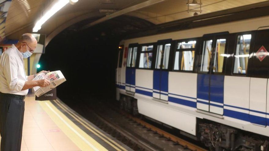 Un pasajero en la estación de Metro de San Bernardo.