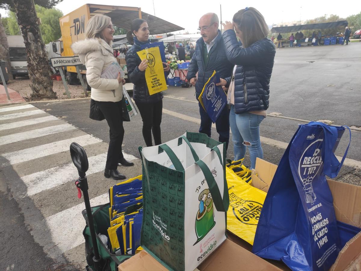 Campaña de promoción de la recogida separada en origen en el mercadillo semanal de Rojales con la presencia del alcalde y la concejala de Medio Ambiente