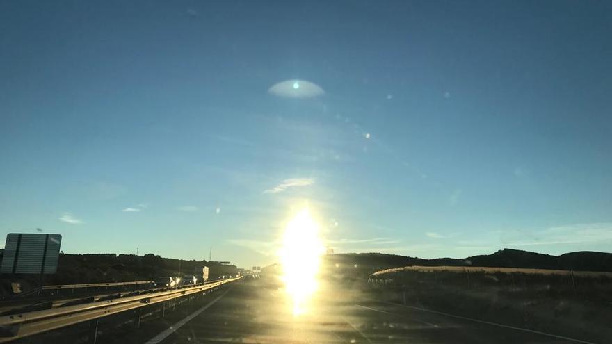 La conducción a primera hora de la mañana en dirección Madrid-Alicante se complica mucho por el sol.